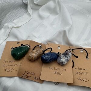 Solidities, flower agate, earth fossil & green aventurine stone necklaces (4)